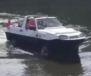 Amphibious-car-makes-unexpected-exit-from-River-Thames.jpg