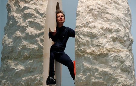 French artist entombed himself in the rock1.jpg