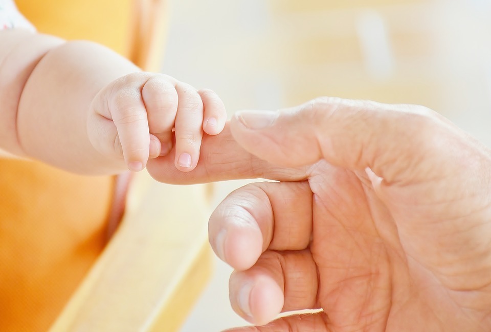 baby-daddy-hands.jpg