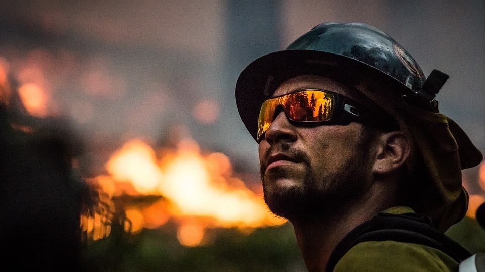 fire-fighter-2268732_960_720.jpg