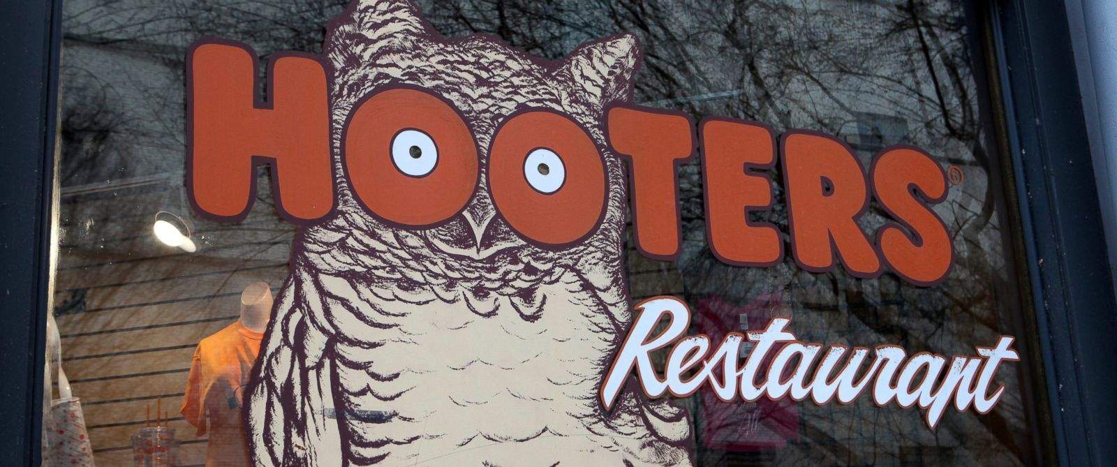 hooters-restaurant.jpg